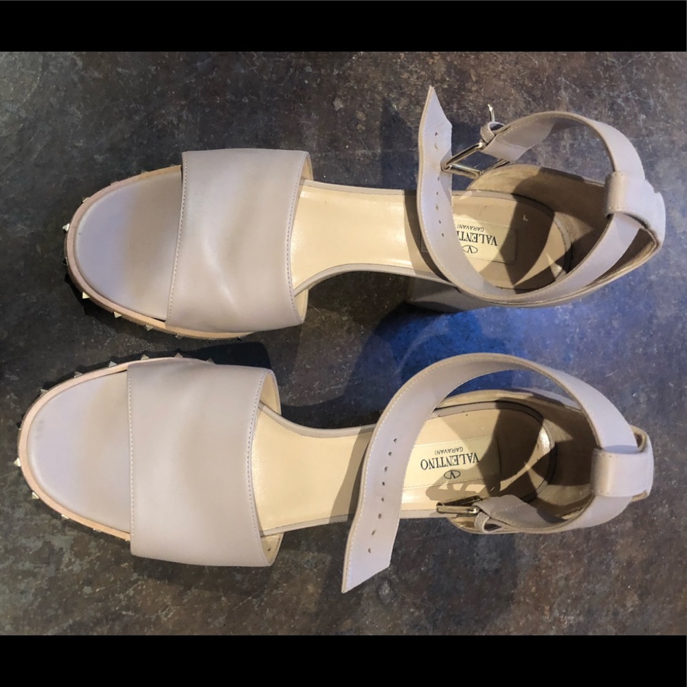Neutral Valentino sandals